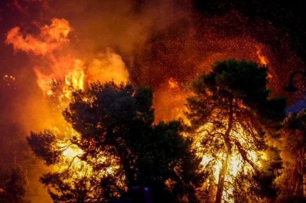 Πυρκαγιά στη Σαρωνίδα -Επιχειρούν και εναέρια μέσα